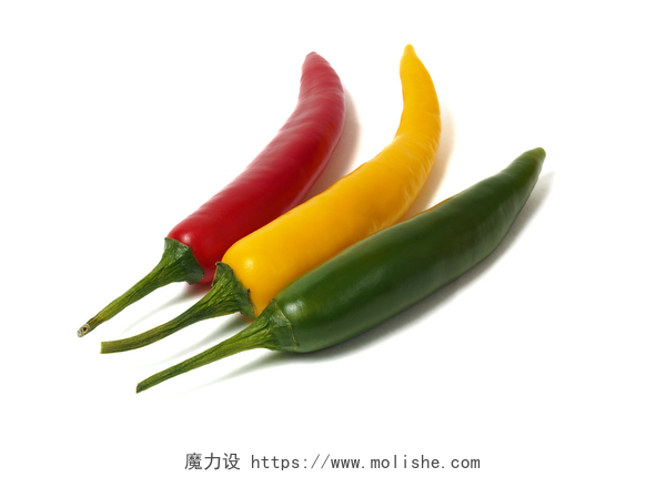 白色背景上的三颗辣椒红色的绿色和黄色辣椒